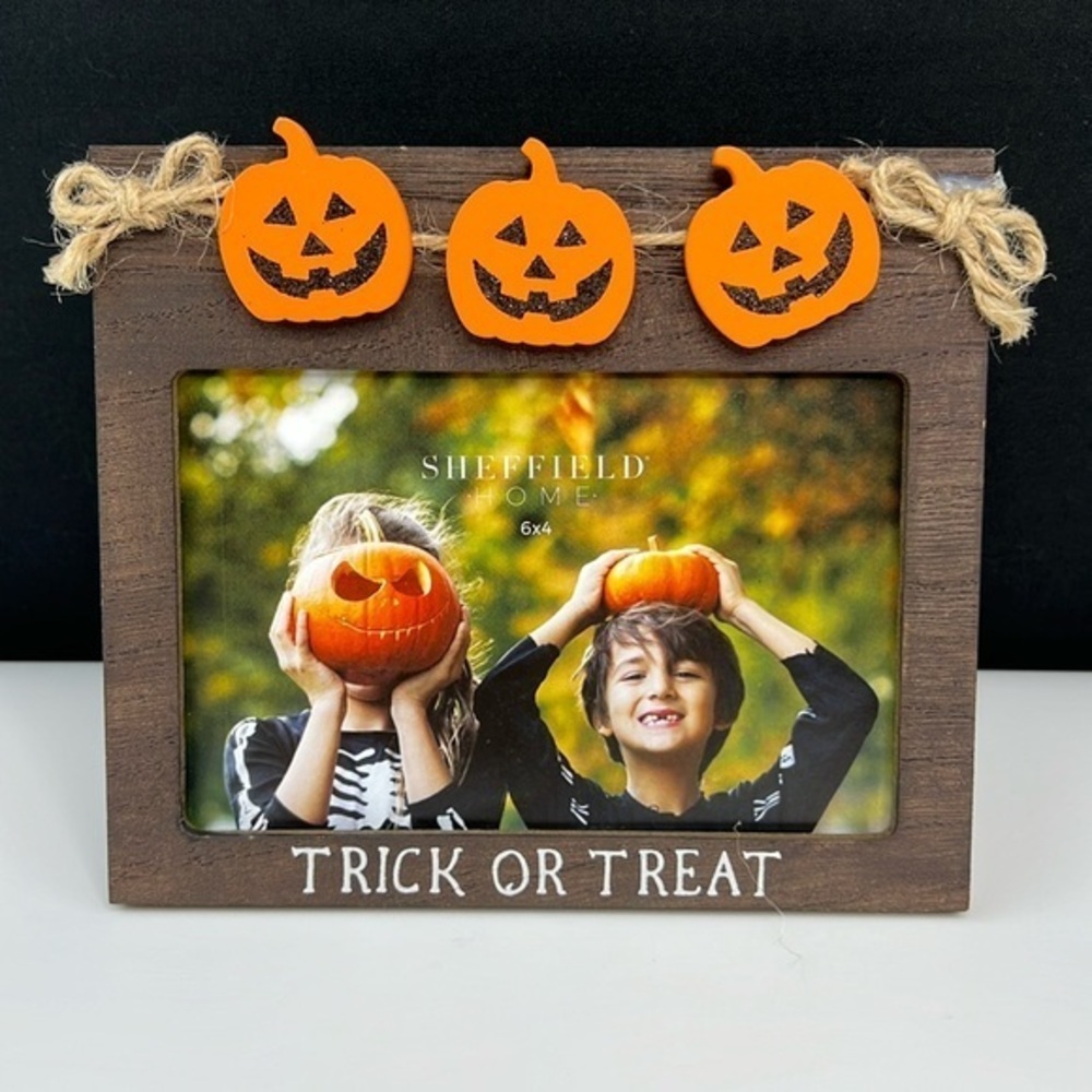 HOLIDAY - Sheffield Home - ‘Trick or Treat’ Picture frame 6“ x 4“. NWT. Firm!
